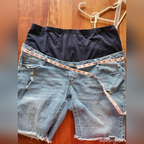 SHEIN Maternity Denim Shorts With Elastic Belly Support - Picture 2 of 2